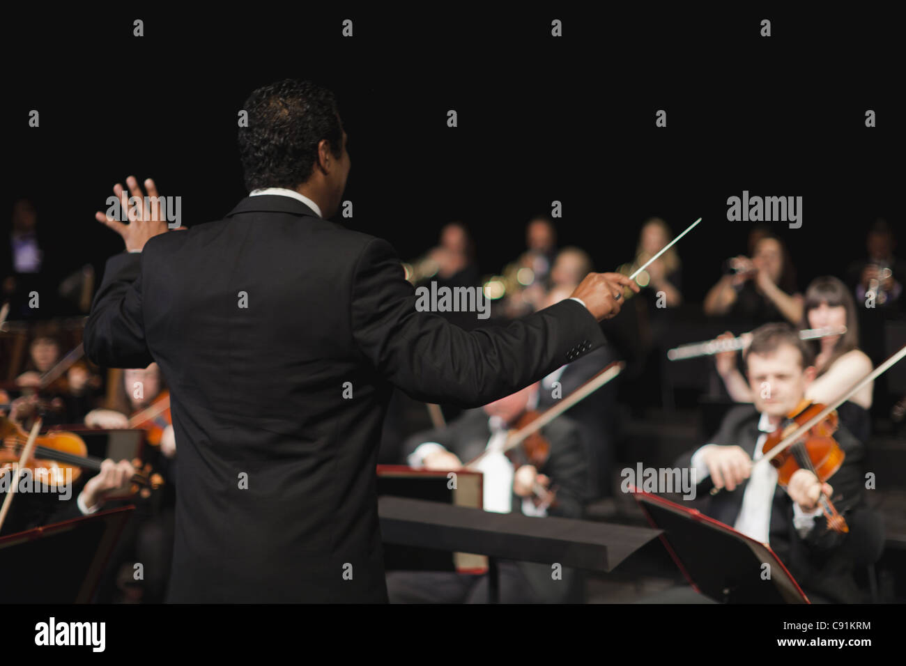 Dirigent winken Baton über Orchester Stockfoto