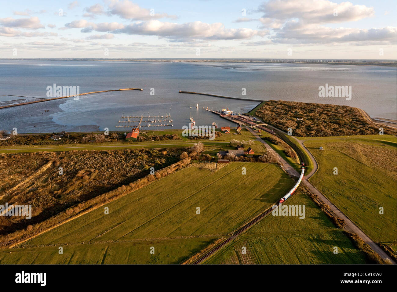 Luftbild von der Ostfriesischen Insel Langeoog Fähre und Insel-Eisenbahn, Langeoog Niedersachsen, Norddeutschland Stockfoto