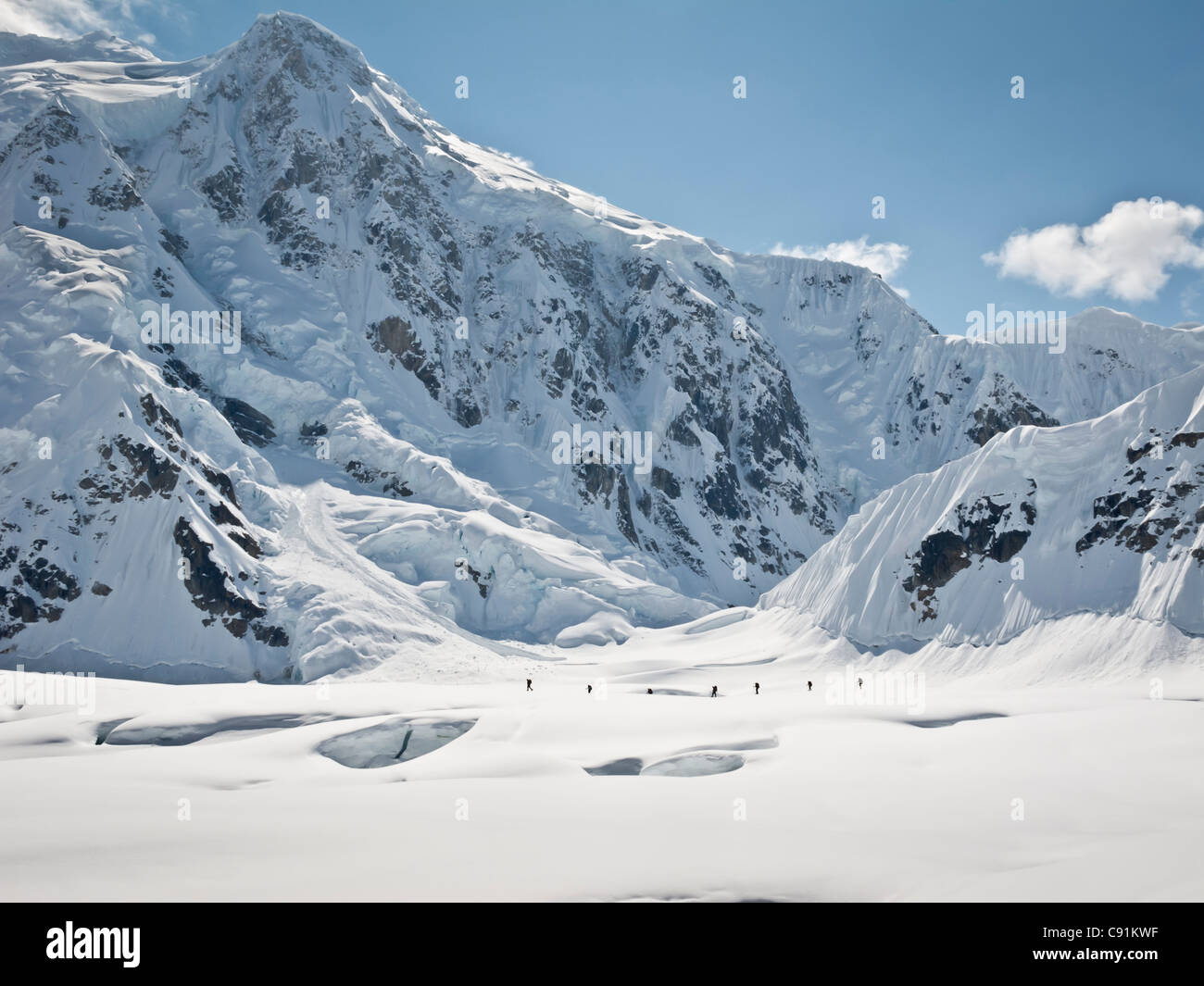 Seil-Team überqueren Gletscherspalten am Kahiltna Gletscher unterhalb eine Eisbruch, Mount Hunter, Denali Nationalpark, Alaska Stockfoto