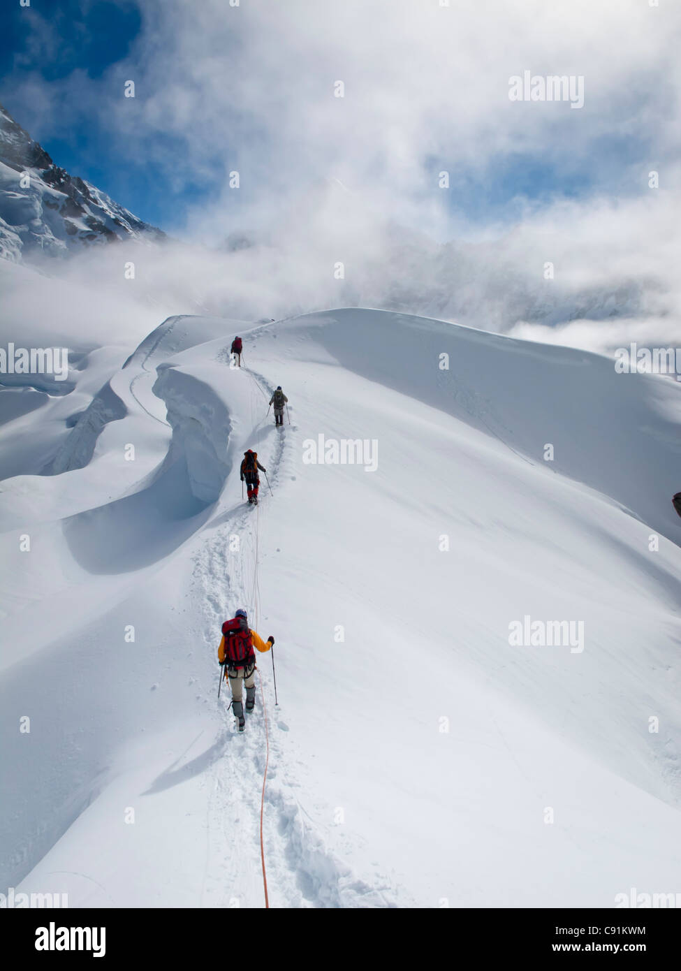 Seil-Team Bergsteigen auf schmalen Grat der Kontrollturm über den Kahiltna Gletscher, Denali-Nationalpark, Alaska Stockfoto