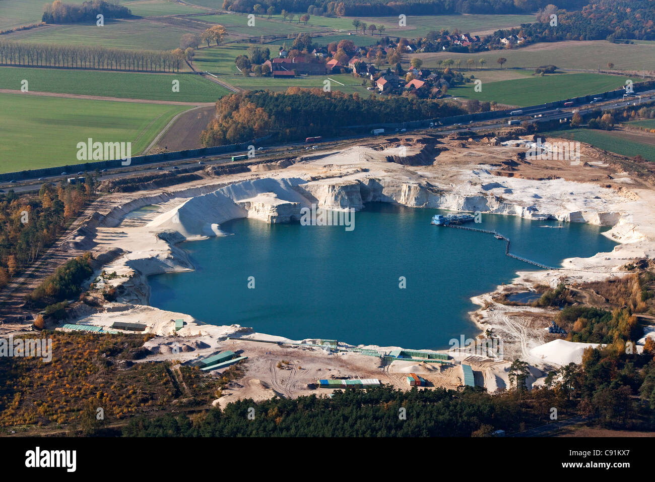 Luftaufnahme einer Quarzsand-Grube in der Nähe von Braunschweig auf der Autobahn A2, Braunschweig, Niedersachsen, Deutschland Stockfoto