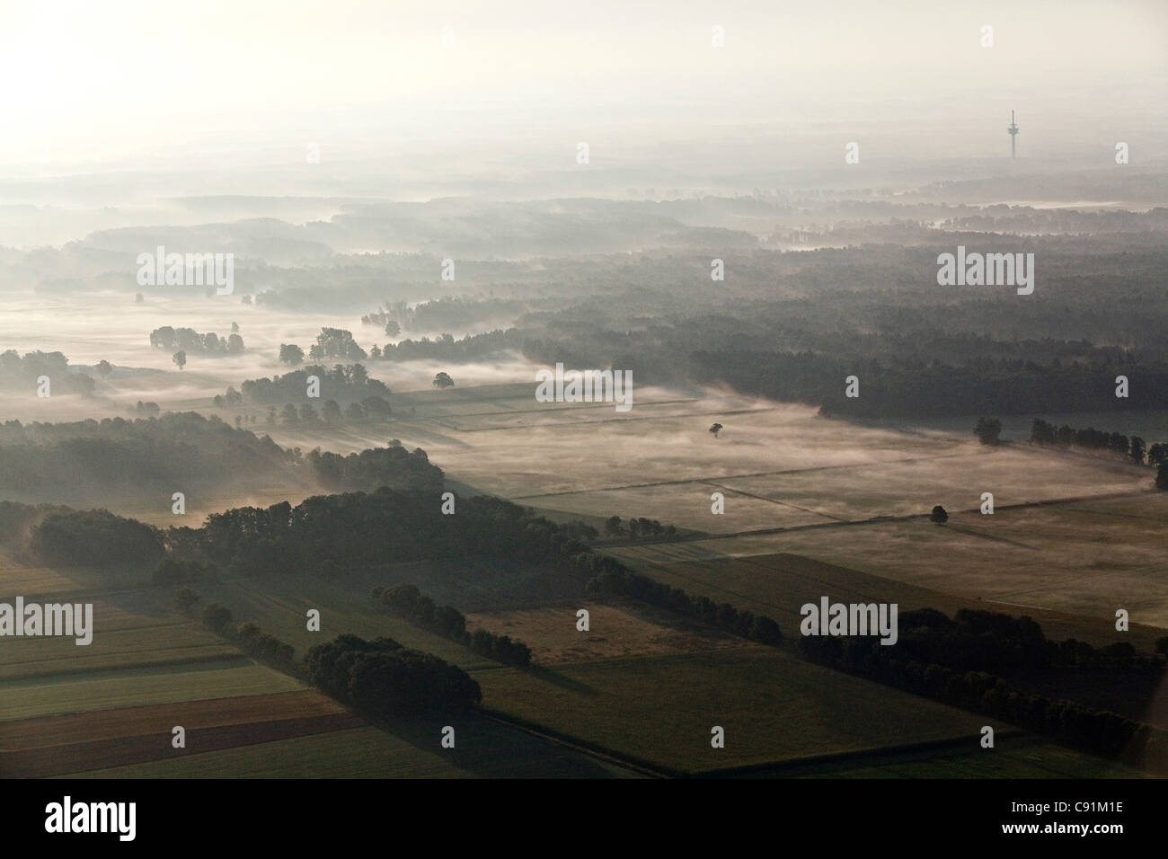Luftaufnahmen von flachen, norddeutsche Landschaft im Morgennebel, Niedersachsen, Deutschland Stockfoto
