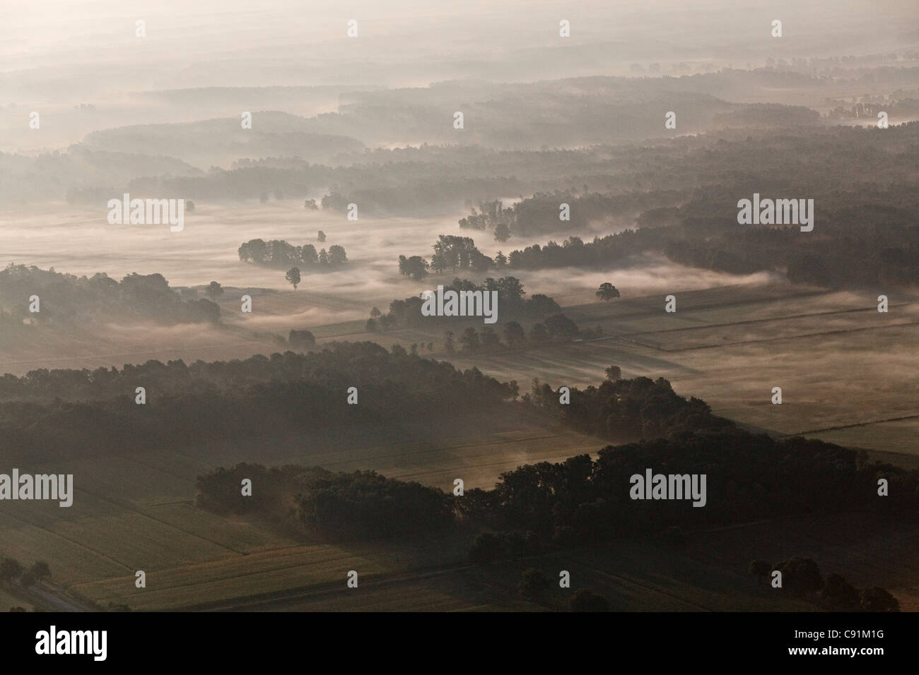Antenne von einem norddeutschen Landschaft im Morgennebel, in der Nähe von Lüneburg und Uelzen, Niedersachsen, Deutschland Stockfoto