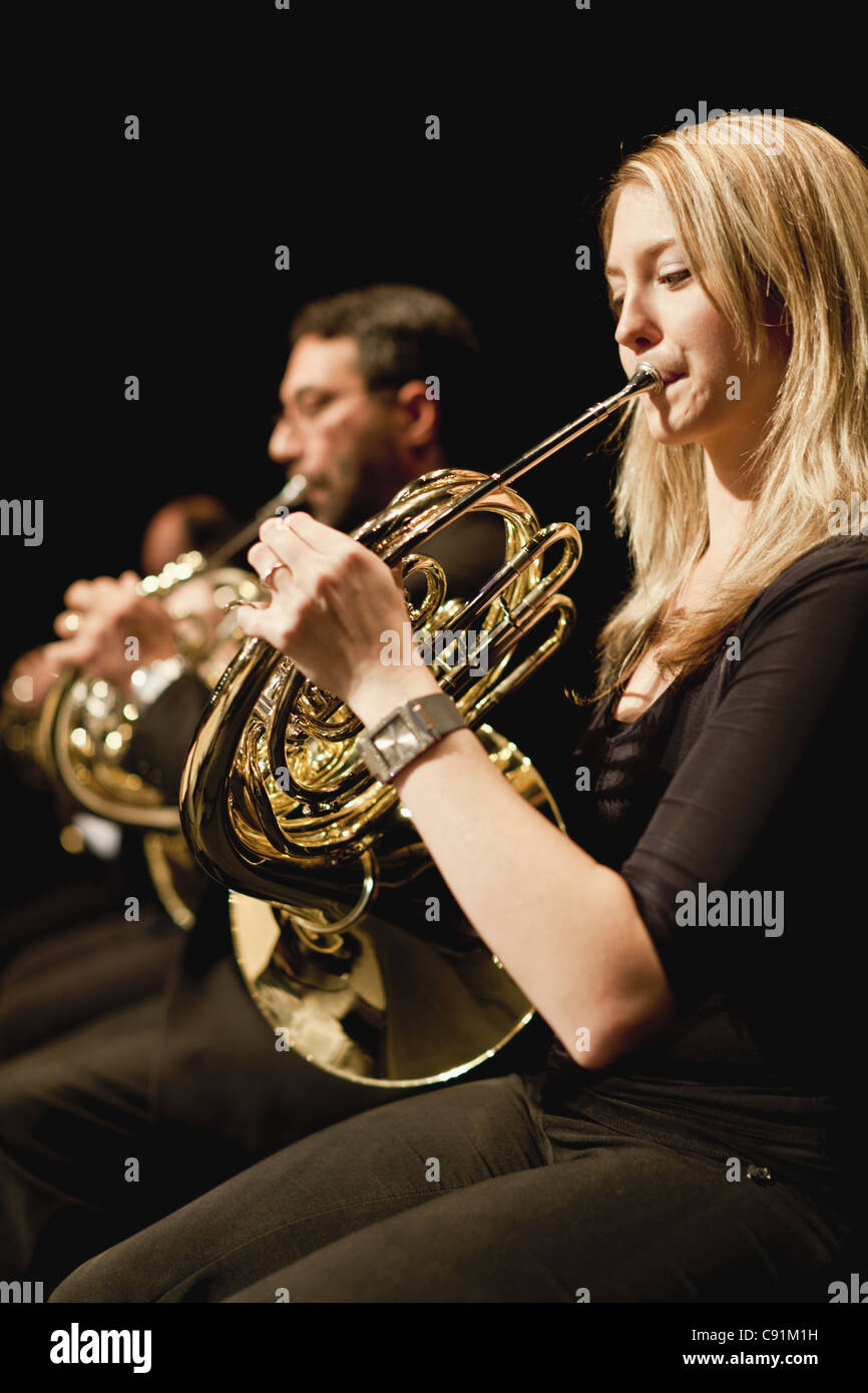 Waldhorn Spieler Im Orchester Stockfotografie Alamy