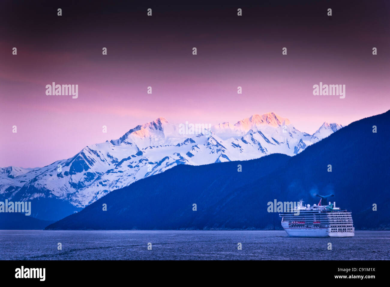 Carnival Cruise Spirit Segeln durch Lynn Canal bei Sonnenuntergang, in der Nähe von Haines, Inside Passage, südöstlichen Alaska, Sommer Stockfoto