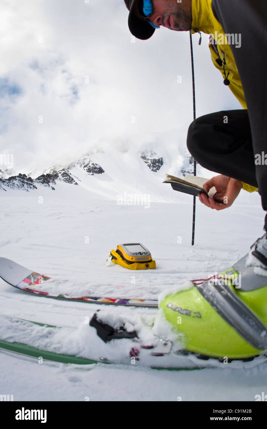 Skifahrer misst die Oberflächenhöhe der Katak-Gletscher am Mount Chamberlin, Brooks Range ANWR im Actic Alaska Stockfoto