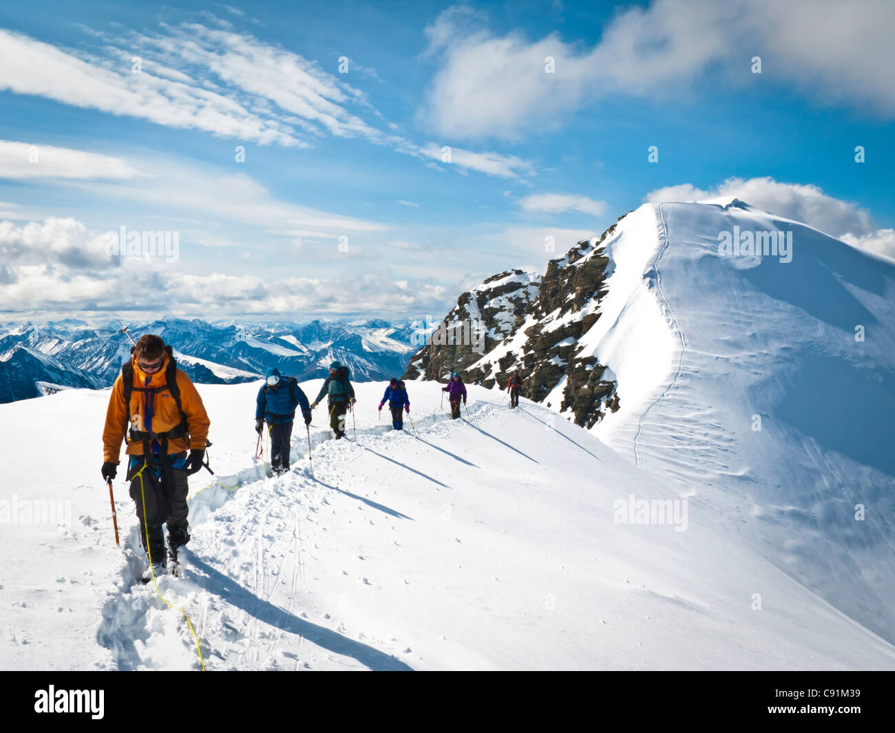 Paketschnur Bergsteigerteam absteigend den Nordgrat Gipfel von Mount Chamberlin, ANWR, Brooks Range in Alaska Arktis Stockfoto