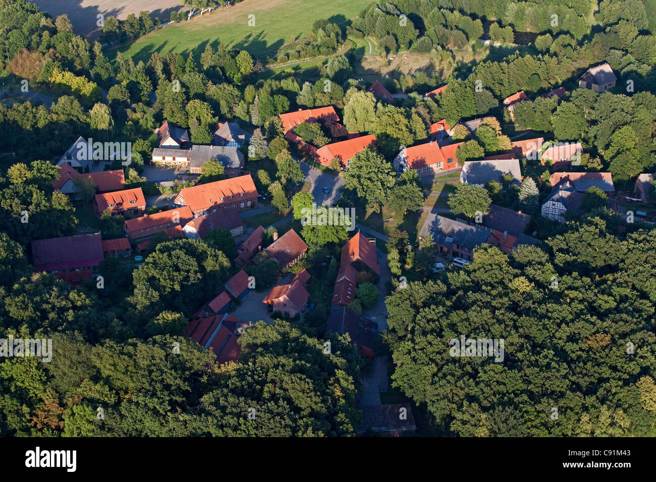 Luftaufnahme von einem runden, kreisförmigen Dorf, Luebeln im Wendland, Niedersachsen, Deutschland Stockfoto