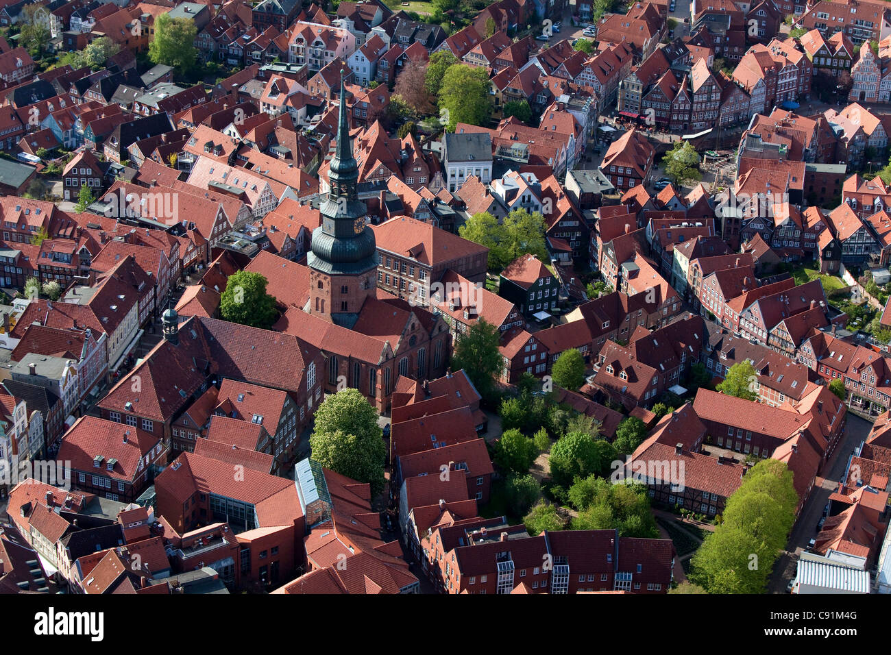 Luftbild von der historischen Altstadt in Stade und der Cosmae Kirche Fachwerk Häuser und engen Gassen Niedersachsen Deutschland Stockfoto