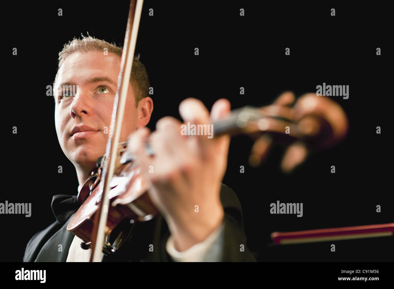 Geiger im Orchester Stockfoto
