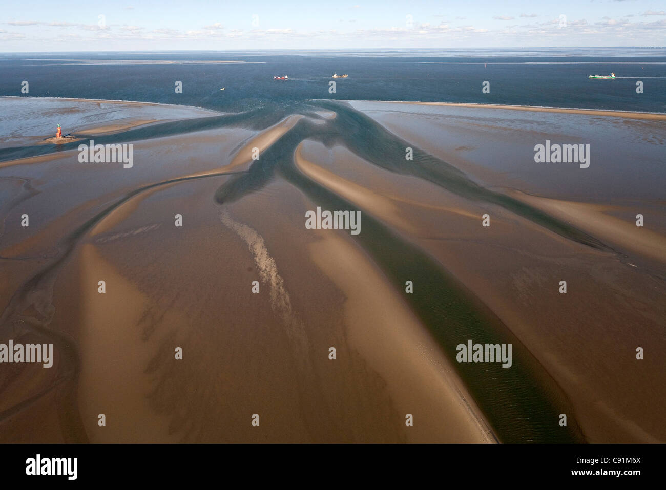 Antenne auf Sandbänken und den Leuchtturm in der Nähe der Mündung des Flusses Weser, Niedersachsen, Deutschland Stockfoto