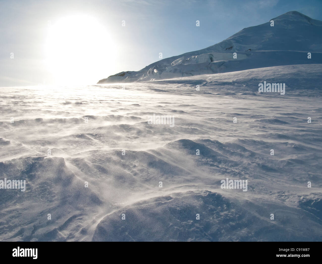 Schneetreiben auf Nordwest Grat des Mount Iliamna oberhalb der Zunge Gletscher, Chigmit Mountains, Yunan Alaska, Frühling Stockfoto