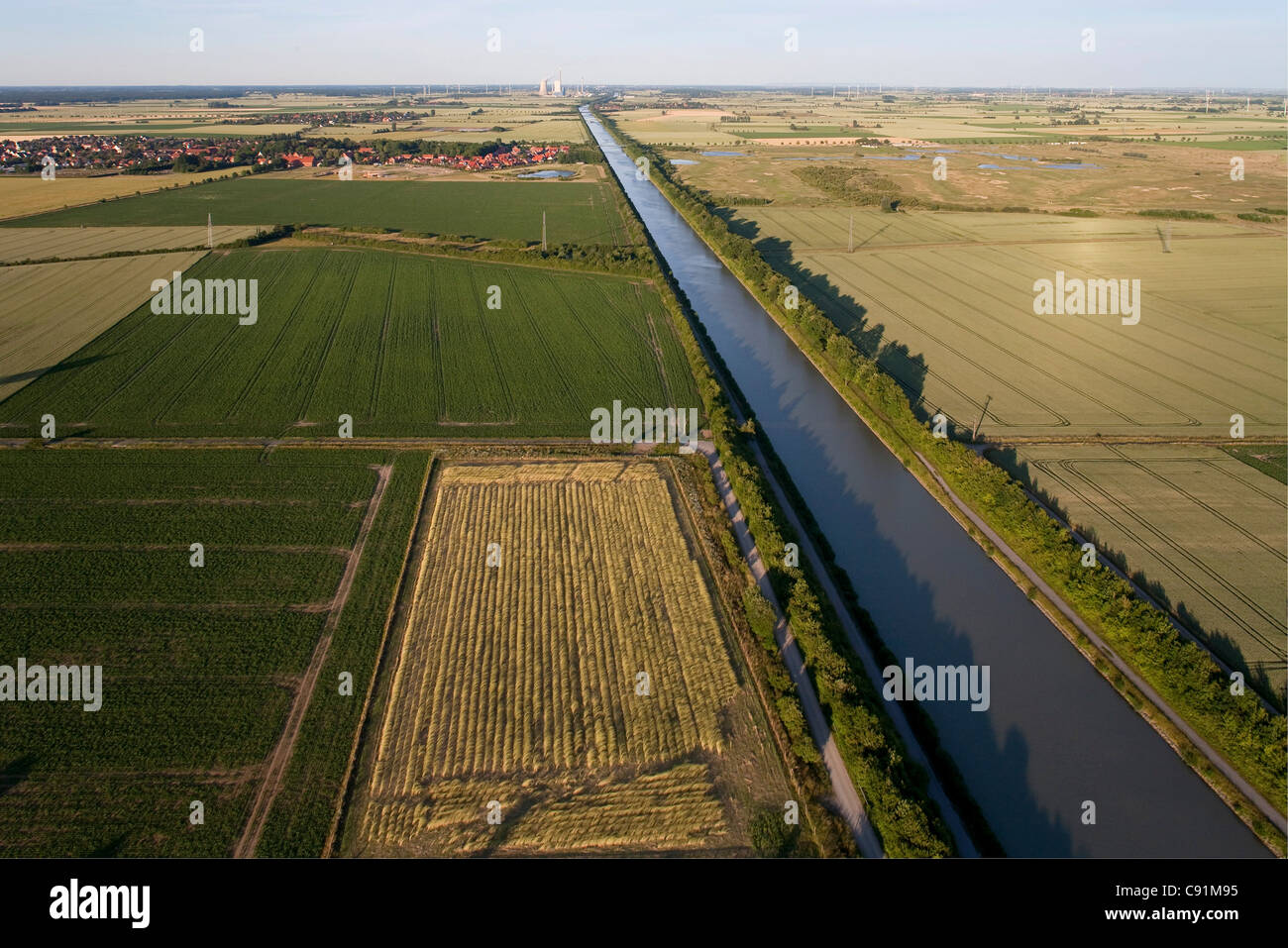 Luftaufnahme der Mittellandkanal, Mittellandkanal in der Nähe von Sehnde, Niedersachsen, Deutschland Stockfoto