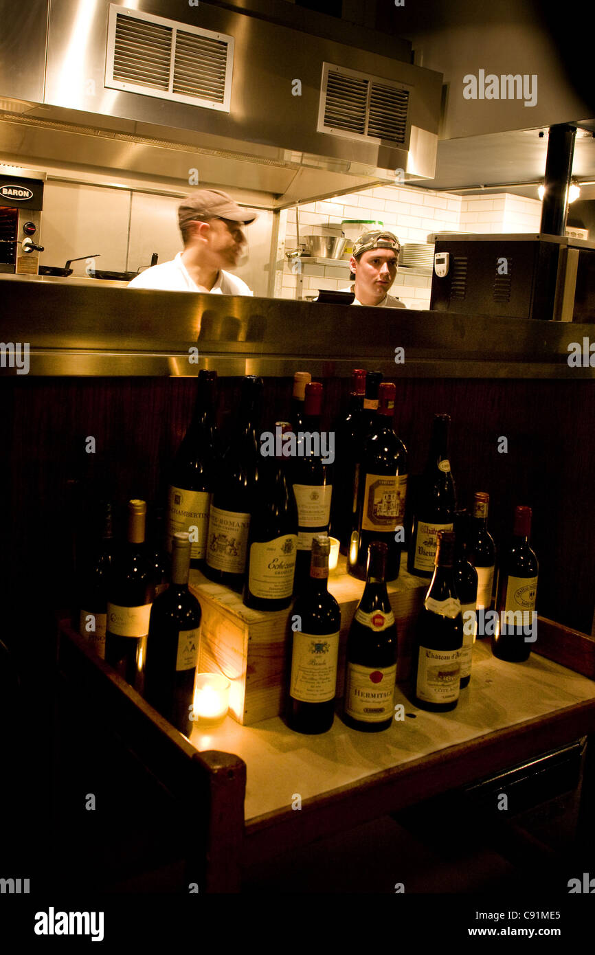 Flaschen Rotwein auf dem Display in der Küche. Stockfoto