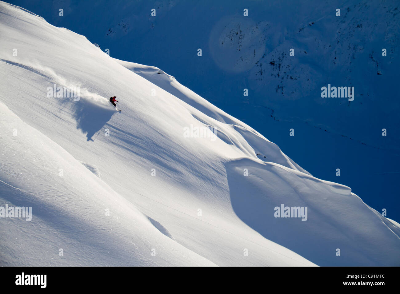 Mann Skitouren Pulverschnee auf der Südseite des Eddies Ridge, Turnagain Pass, Kenai Mountains in Yunan Alaska Stockfoto
