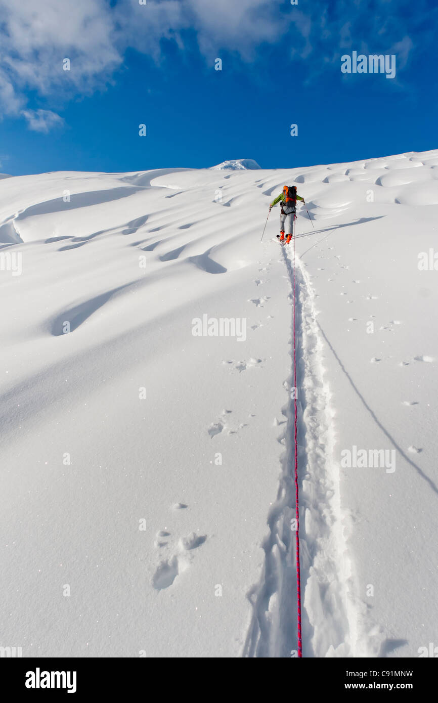 Skifahrer bricht Weg und führt Seilschaft klettern Mount Torbert, Tordrillo Mountains in Yunan Alaska Stockfoto