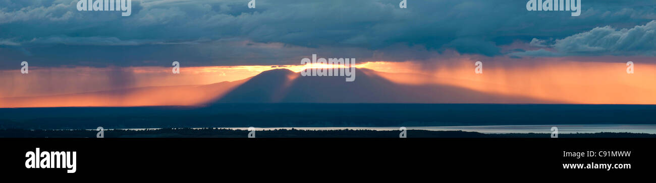 Die Sonne scheint durch ein Spätsommer-Gewitter über Mount Susitna, Yunan Alaska, Sommer Stockfoto