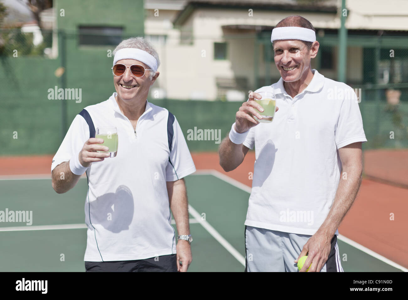 Ältere Männer trinken Limonade auf dem Hof Stockfoto