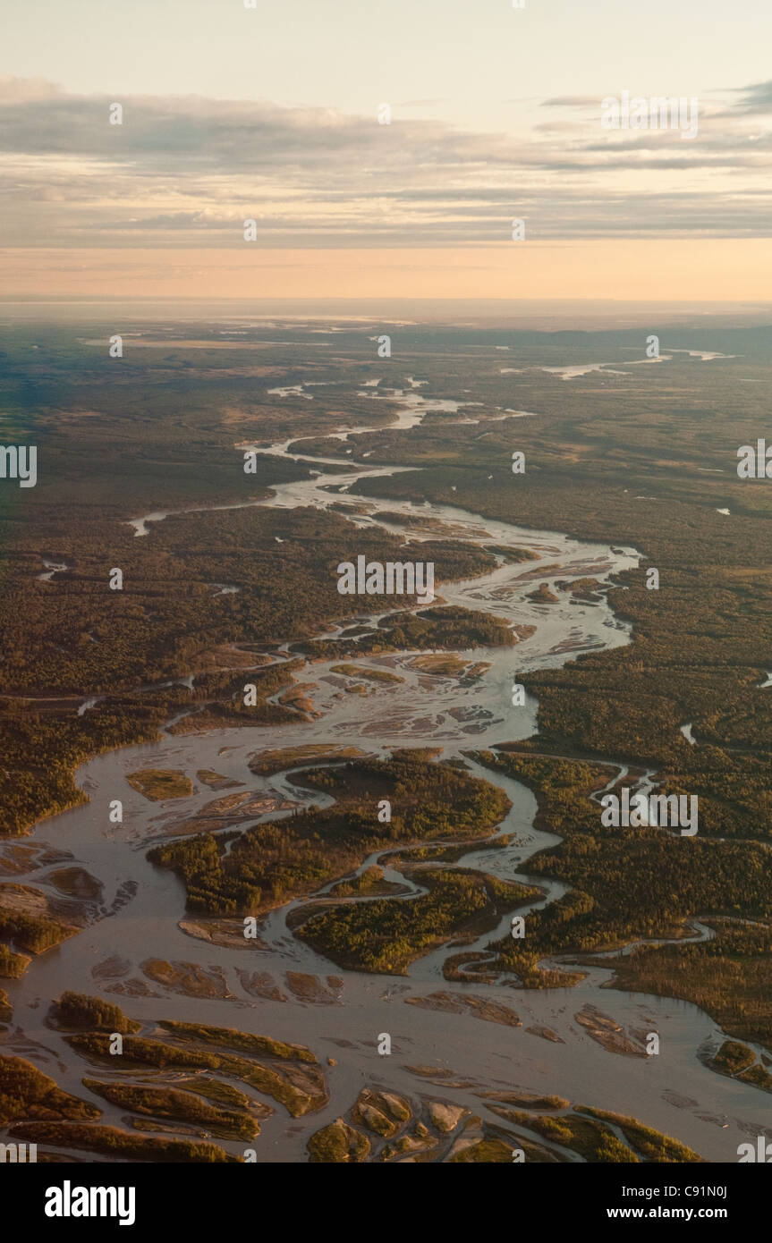 Luftaufnahme des Susitna River als es fließt in Richtung des Cook Inlet, Susitna Valley, Yunan Alaska, Sommer Stockfoto