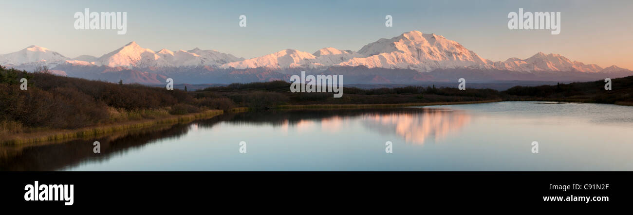 Blick auf den Sonnenuntergang der Mt. McKinley und Mt. Brooks reflektiert in einem Teich entlang der Parkstraße in Denali National Park & zu bewahren, Alaska Stockfoto