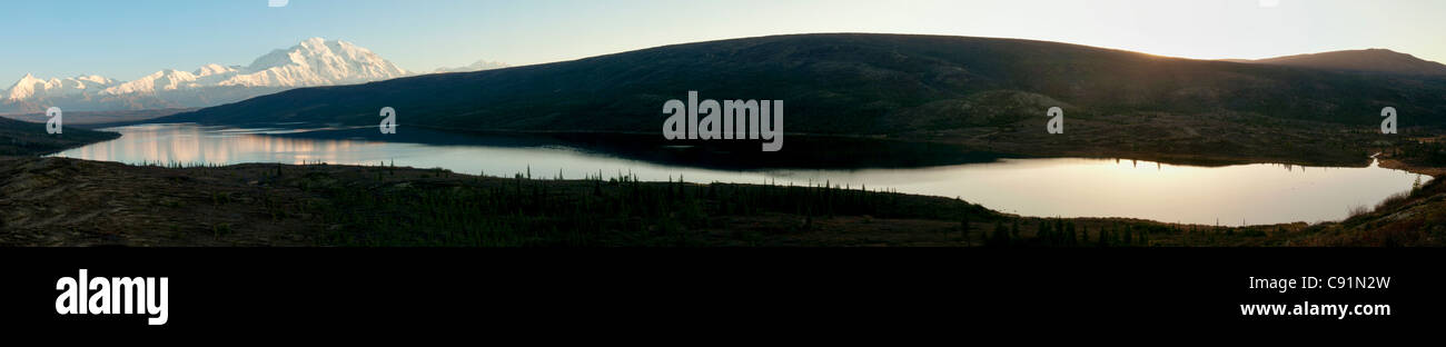 Herrliche Sicht auf die gesamte Länge der Wonder Lake mit dem Mt. McKinley, Denali National Park & zu bewahren, innen Alaska, Herbst Stockfoto