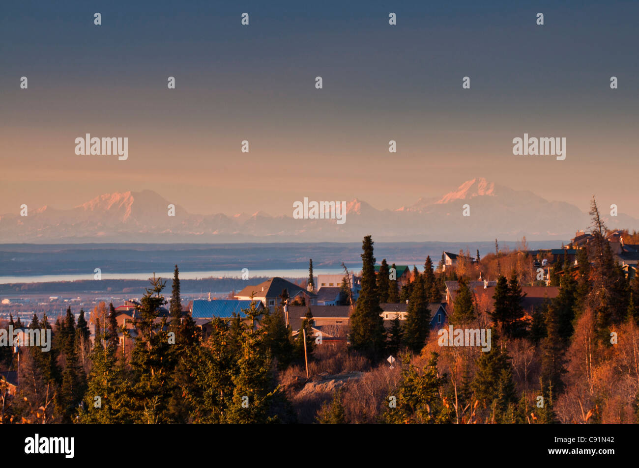 Blick auf den Sonnenuntergang des Mount Foraker, Hunter und McKinley als über Cook Inlet in der Nähe von Anchorage, Alaska Yunan, Herbst Stockfoto