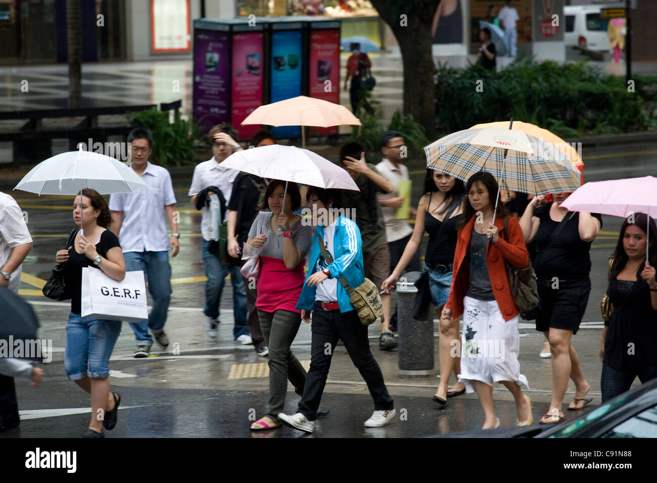 Orchard Road Einkaufen im Regen Stockfoto