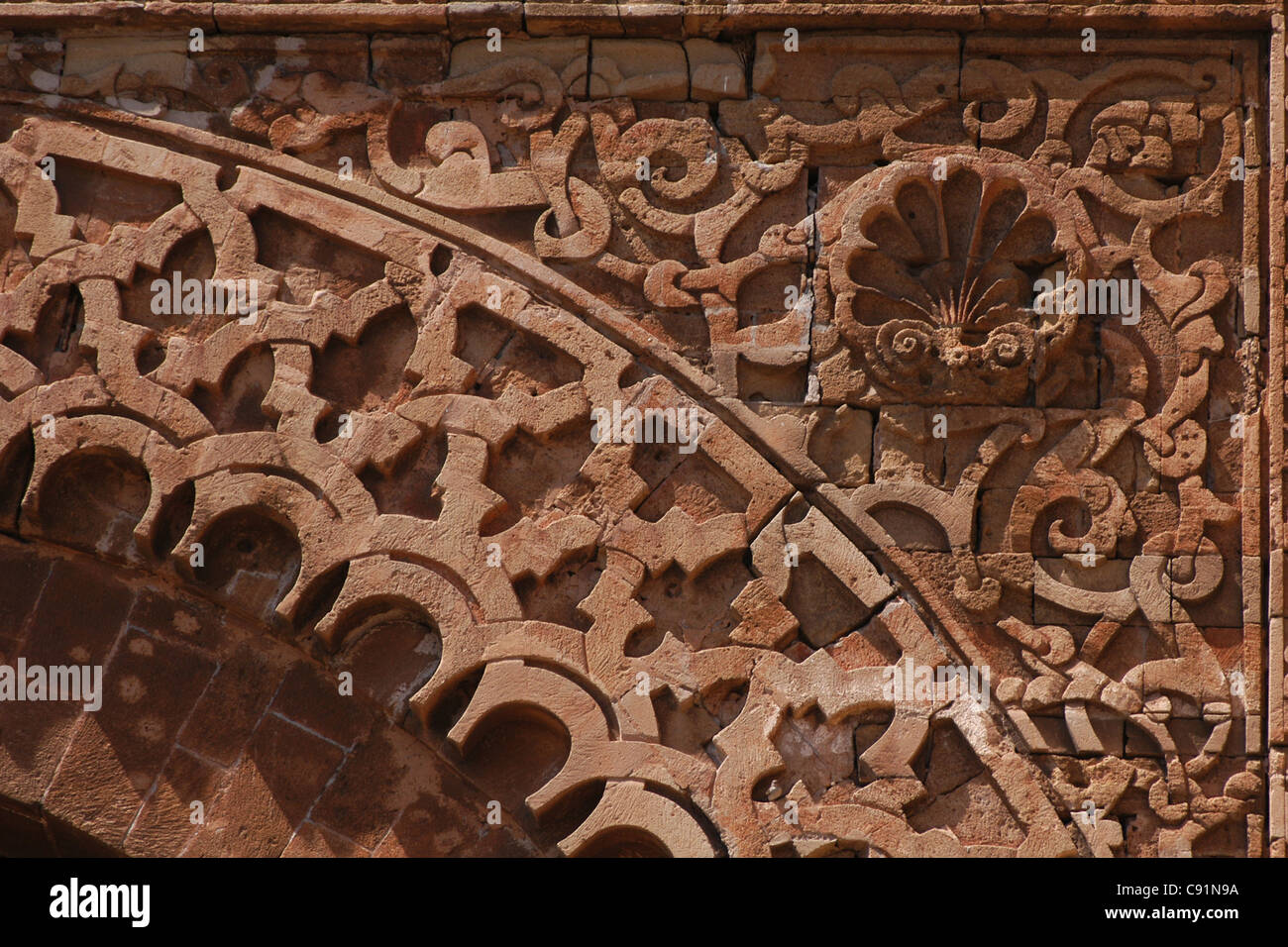 Steinbildhauen am Tor Bab Oudaya in Rabat, Marokko. Stockfoto
