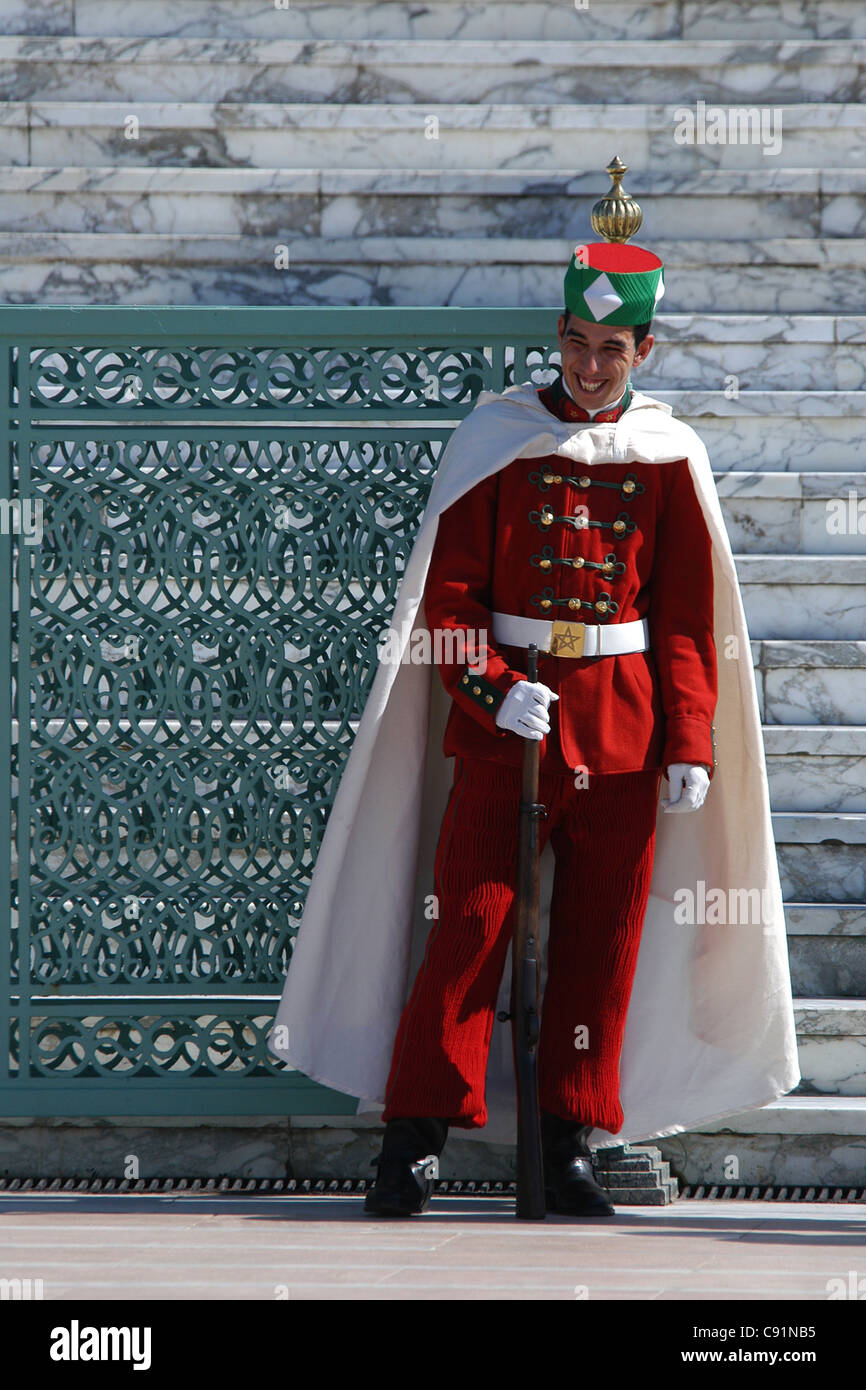 Königliche Wache am Eingang zum Mausoleum von König Mohammed V in Rabat, Marokko. Stockfoto