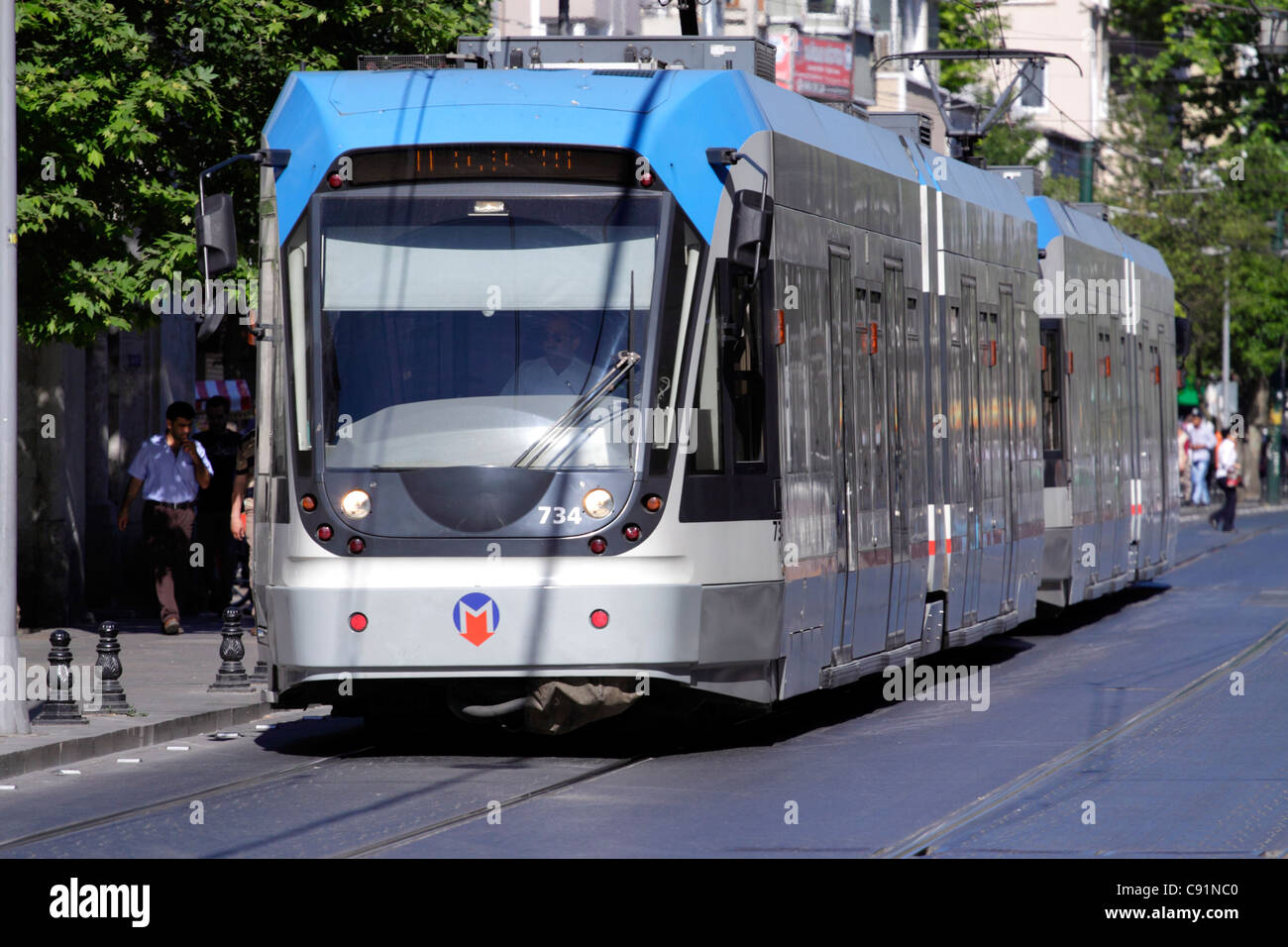 Blaue Bombardier Flexity Swift-Straßenbahn im europäischen Teil von Istanbul, Türkei Stockfoto