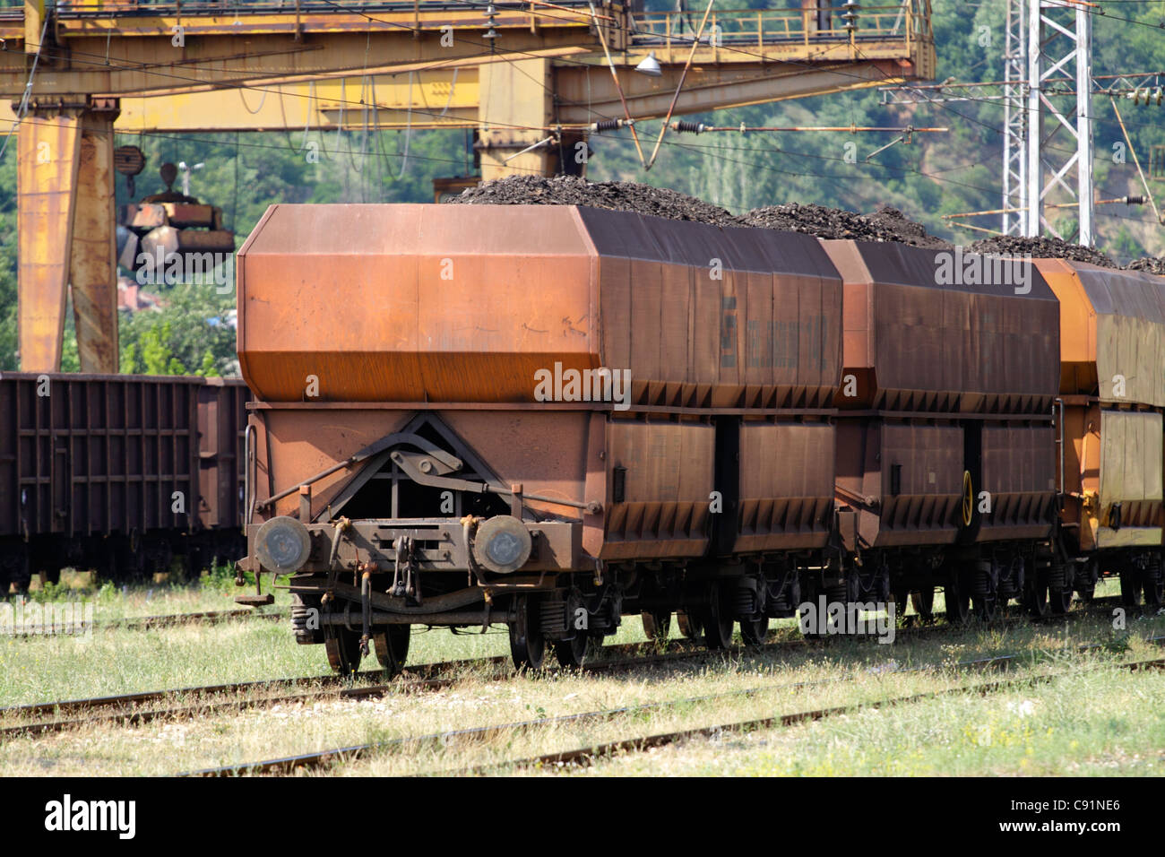 Güterwagen mit Kohle stehen in Westbulgarien Dupnitsa Station gefüllt Stockfoto