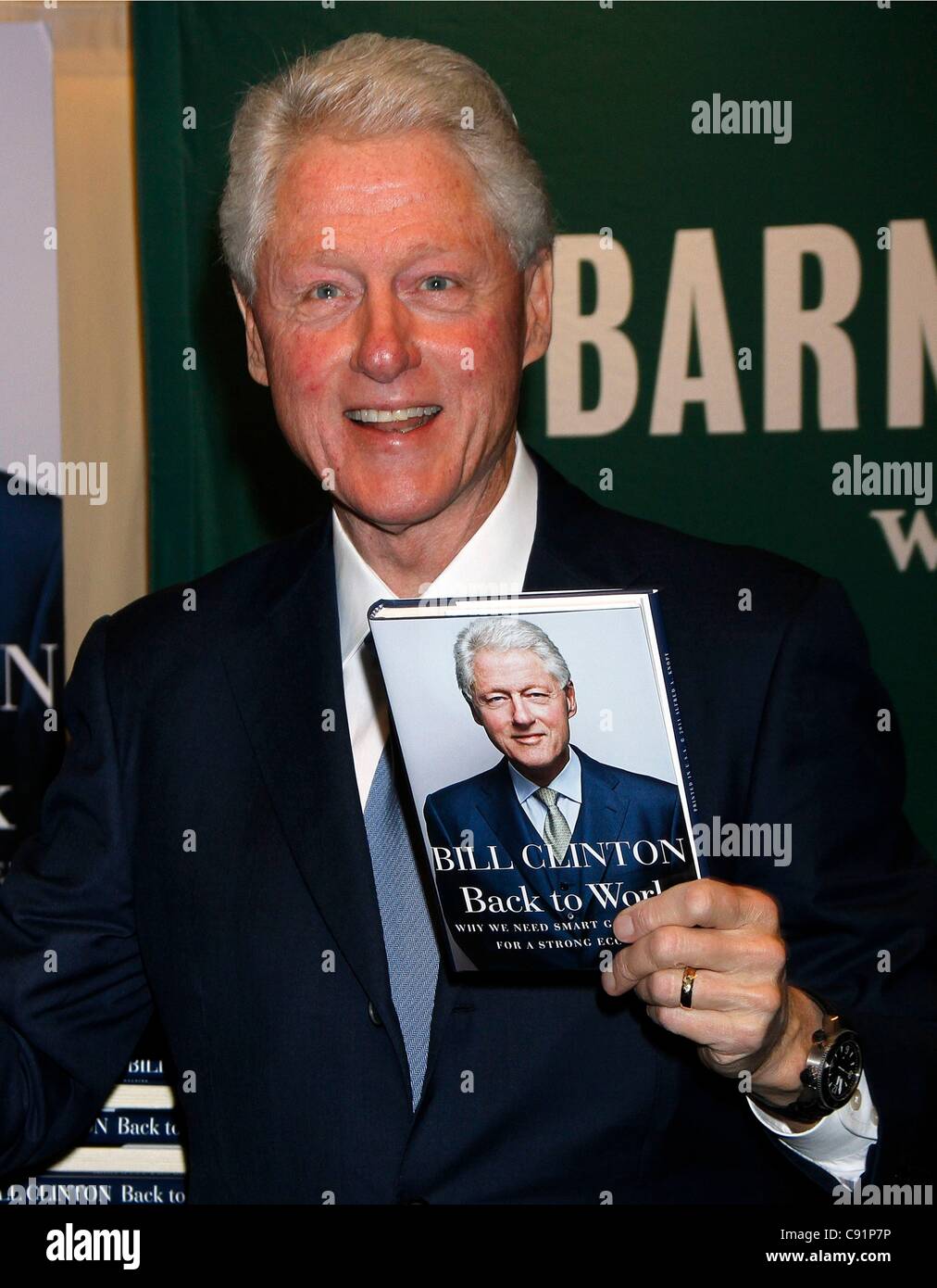 Bill Clinton, auch bekannt als ehemalige US-Präsident William Jefferson Clinton bei Instore-Auftritt für Bill Clinton BACK TO WORK Signierstunde, Barnes &amp; Noble Buchhandlung, New York, NY 8. November 2011. Foto von: F. Burton Patrick/Everett Collection Stockfoto