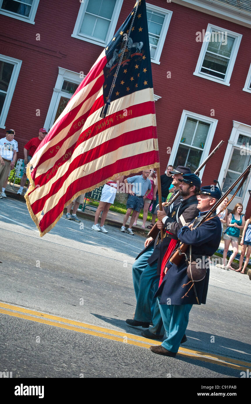 Kleine Stadt, Vorstadt, Patriotische Feiertage Parade. Bürgerkrieg Reenactors Color Guard. Stockfoto