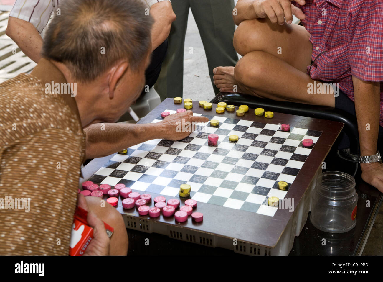 Chinatown: Männer spielen Halma auf Straße Stockfoto