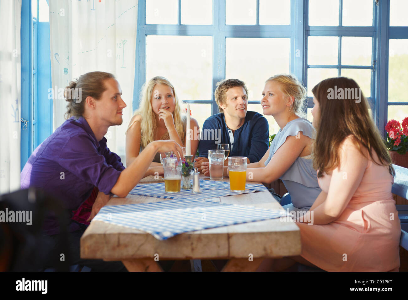 Freunde, trinkt Bier im restaurant Stockfoto