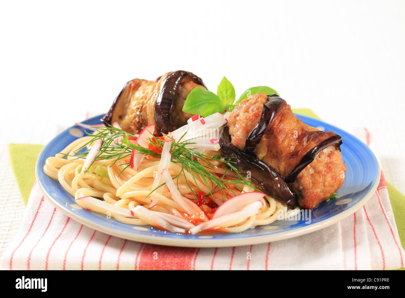 Gericht von Frikadellen, eingehüllt in Aubergine und spaghetti Stockfoto