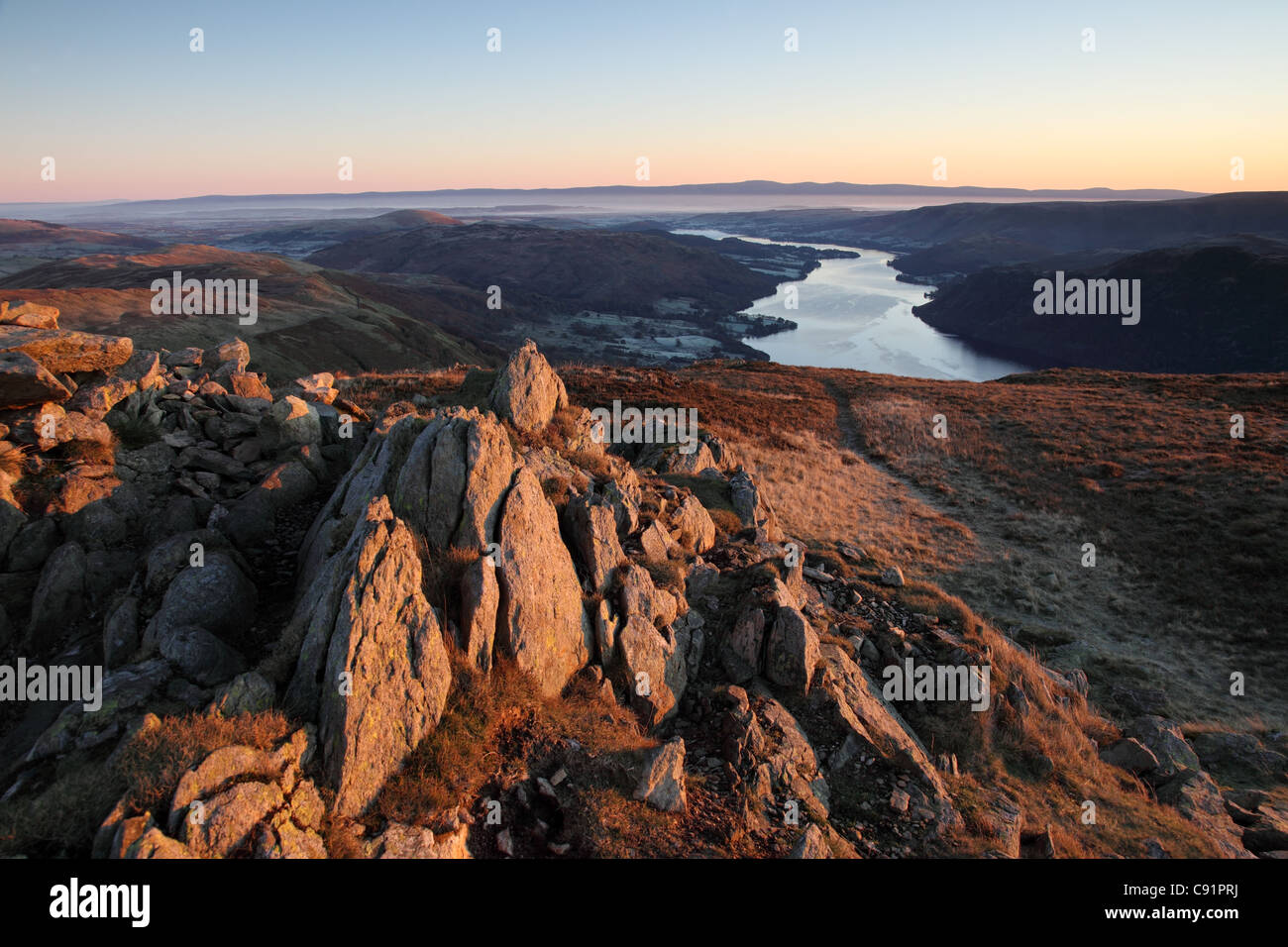 Ullswater und der Ferne Pennines vom Gipfel des Sheffield Hecht im frühen Morgen leichte Seenplatte Cumbria UK Stockfoto