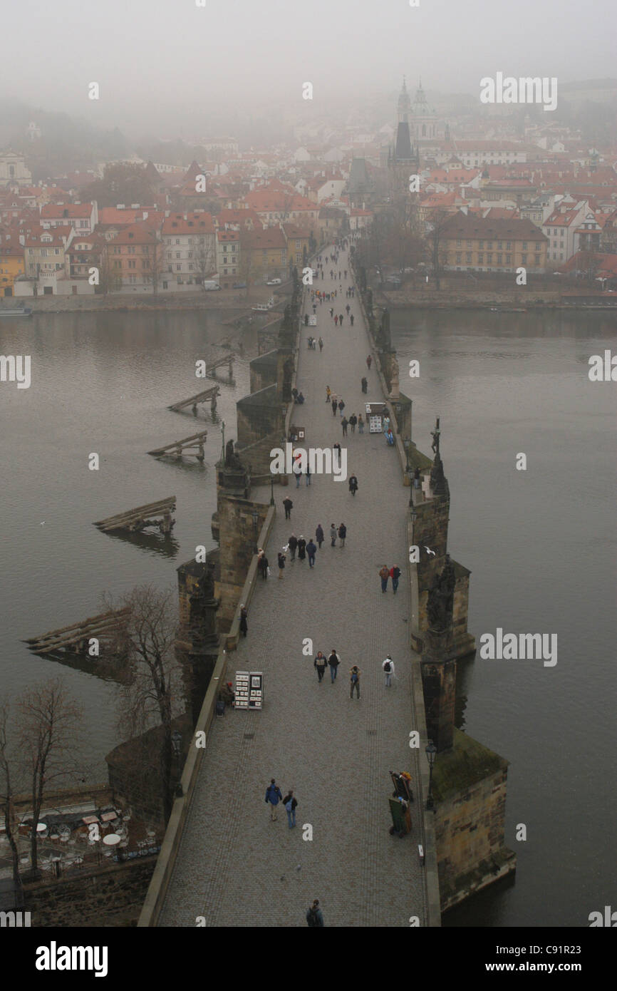 Morgennebel über die Karlsbrücke in Prag, Tschechien. Stockfoto