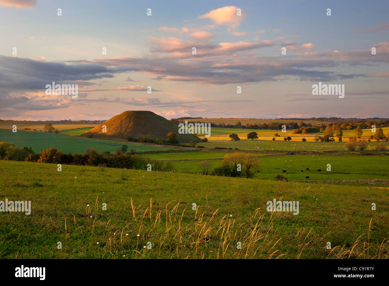 Silbury Hill alten neolithischen Denkmal Kreide Hügel in der Nähe von Avebury, Wiltshire Stockfoto