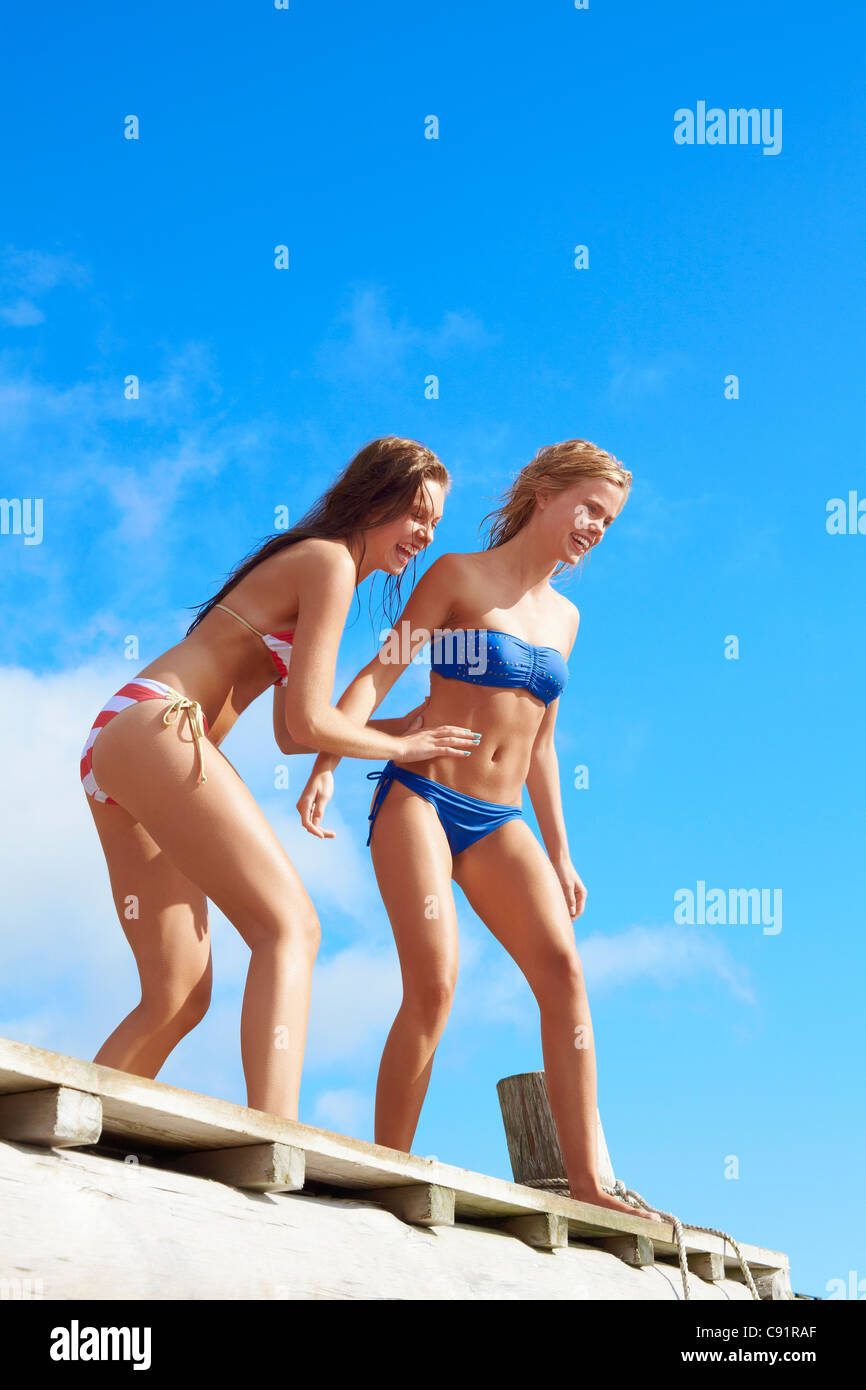 Mädchen im Teenageralter in See springen Stockfoto