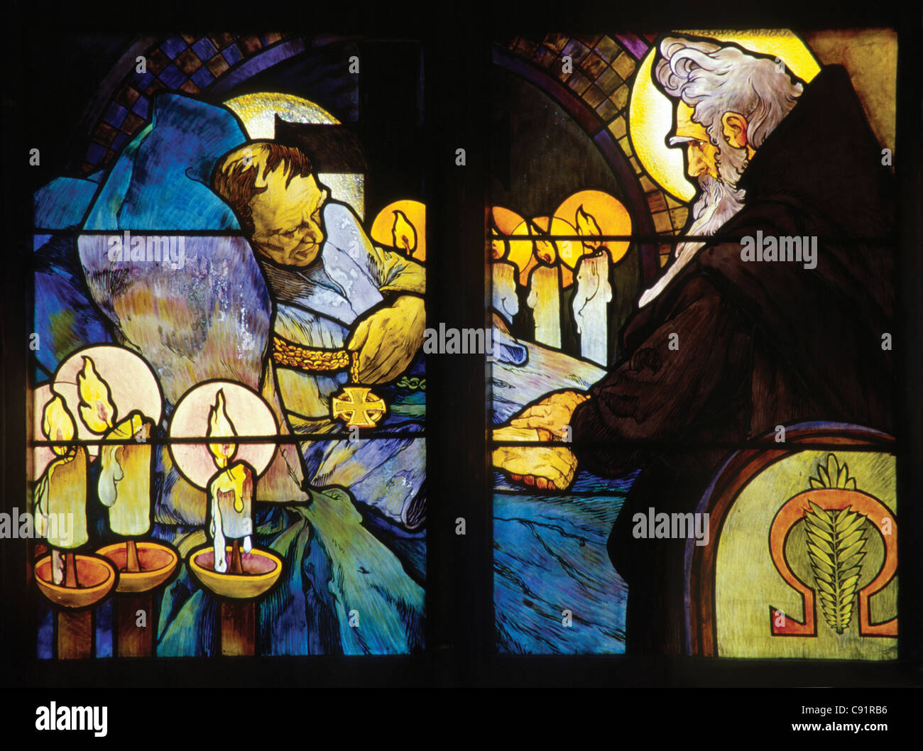 Tod von St. Cyril. Detail der Buntglasfenster von Alfons Mucha in St Vitus Cathedral in Prag, Tschechische Republik. Stockfoto