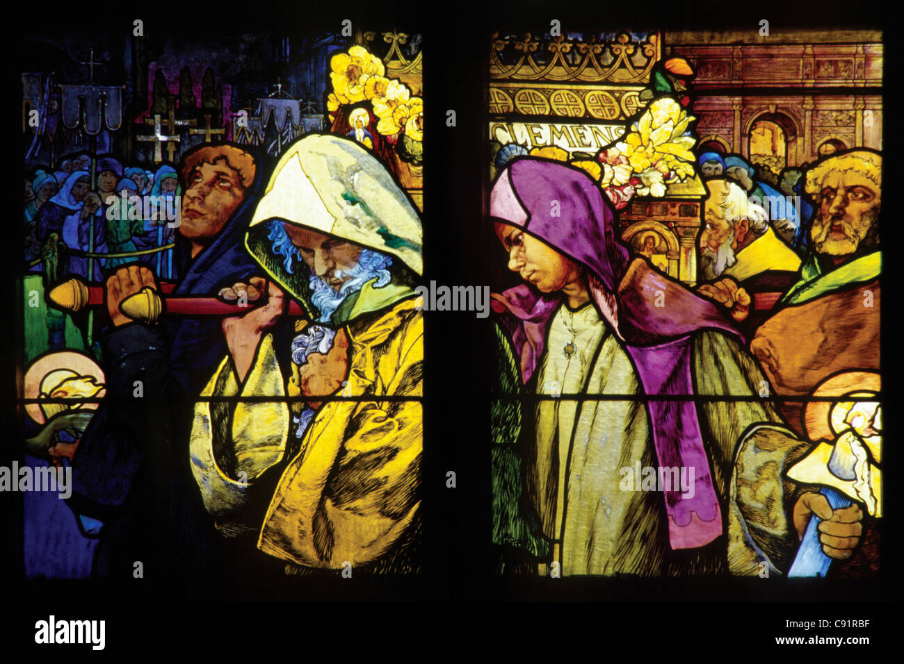 Detail der Buntglasfenster von Alfons Mucha in St Vitus Cathedral in der Prager Burg in Prag, Tschechien. Stockfoto