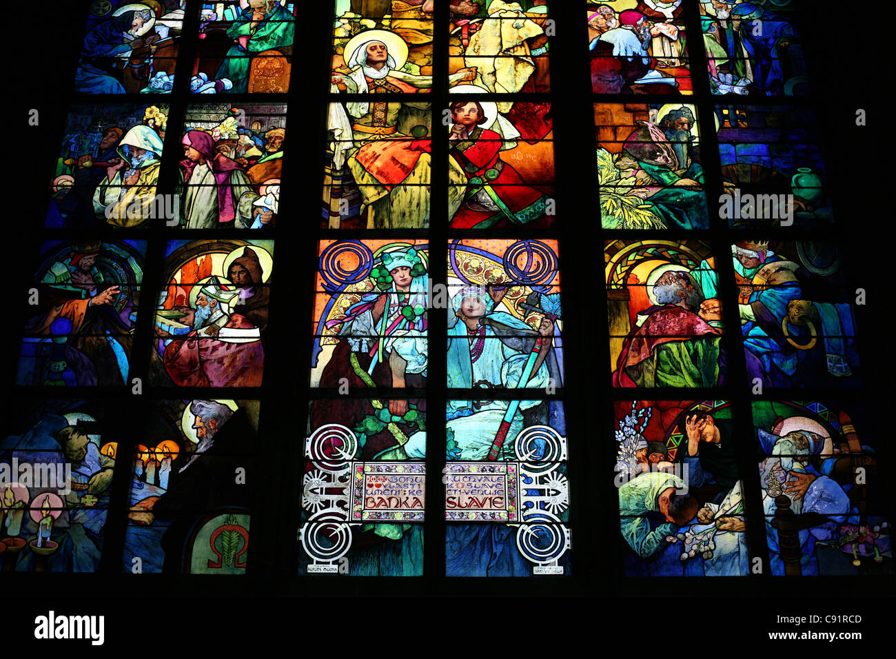 Detail der Buntglasfenster von Alfons Mucha in St Vitus Cathedral in der Prager Burg in Prag, Tschechien. Stockfoto