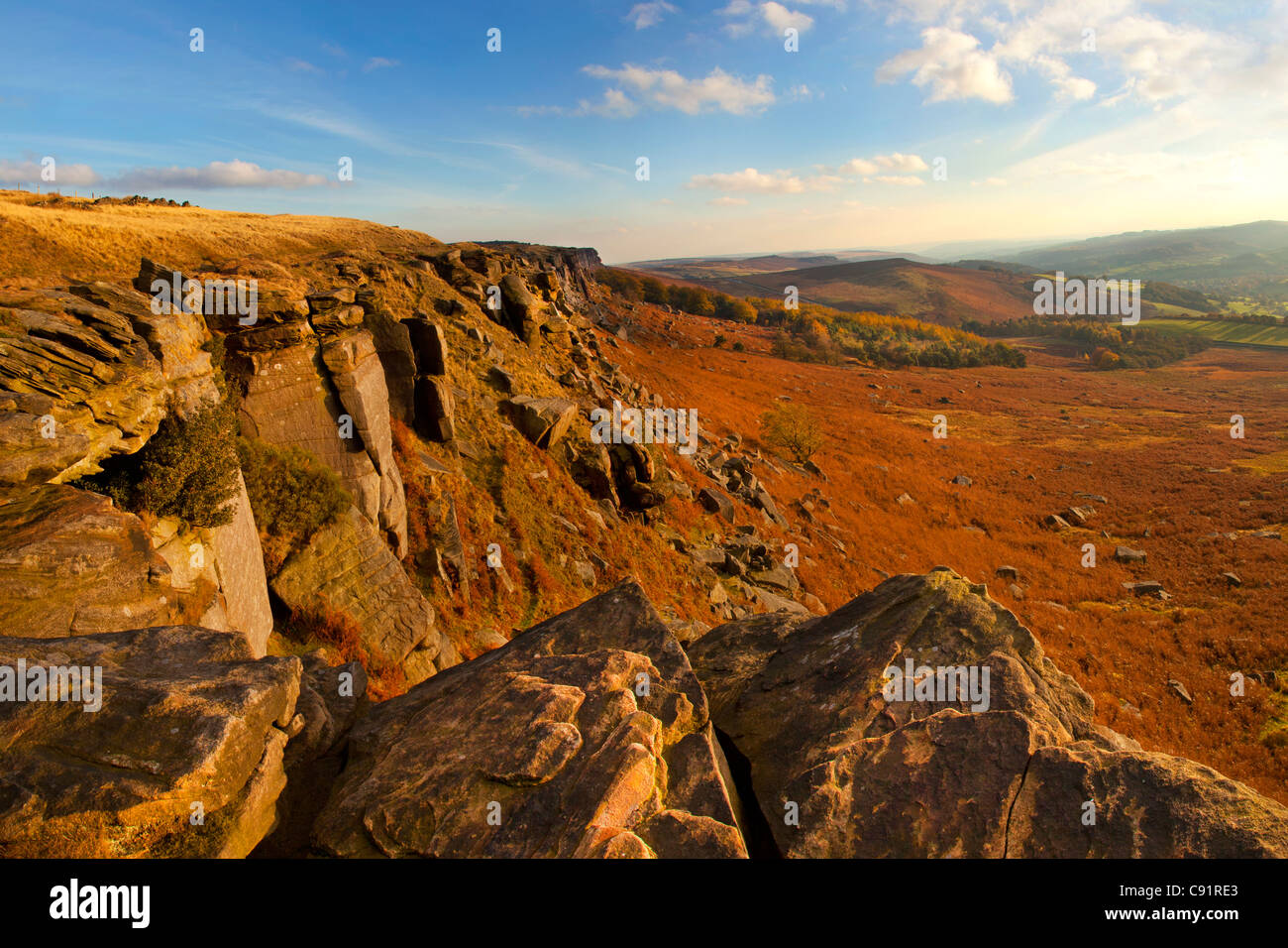 Stanage Edge Böschung und Aussicht auf die Landschaft im Herbst, in der Nähe von Hathersage, Derbyshire, Peak District, England Stockfoto