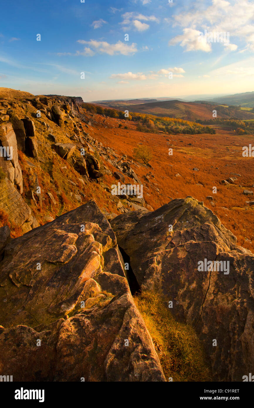 Stanage Edge Böschung und Aussicht auf die Landschaft im Herbst, in der Nähe von Hathersage, Derbyshire, Peak District, England Stockfoto