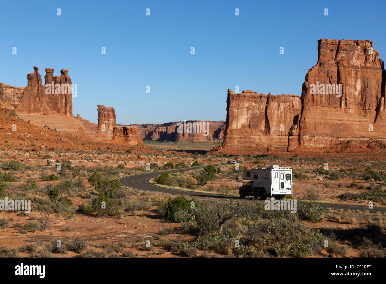 Parkstraße geht zwischen den drei Klatsch und die Orgel Felsen, Arches-Nationalpark Stockfoto