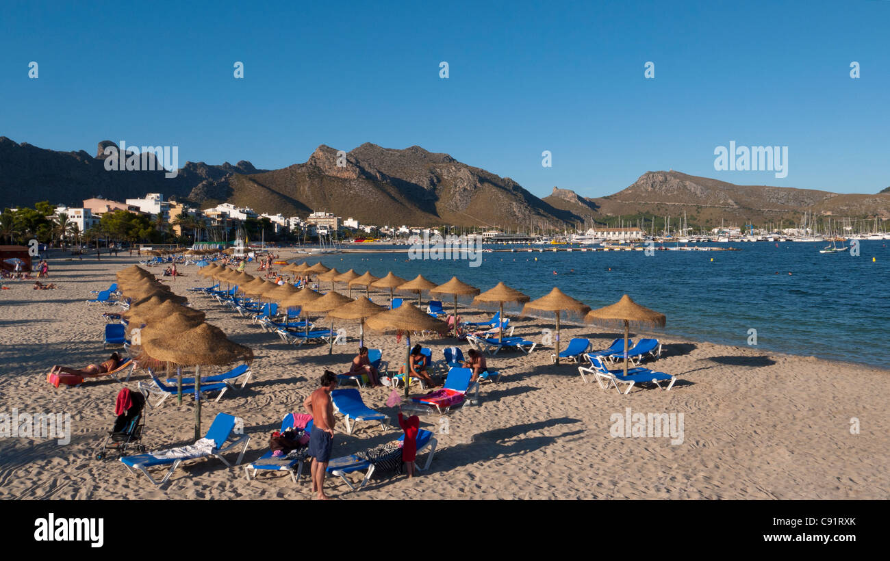 Strand und Bucht in Puerto de Pollensa, Mallorca, Spanien Stockfoto