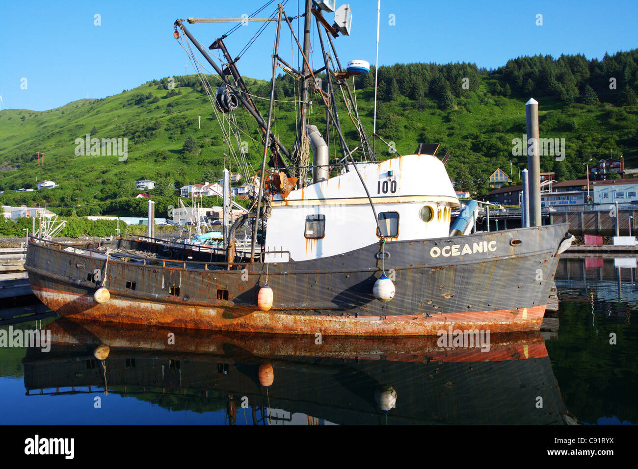 Altes Fischerboot Kodiak Island Alaska Small Boat Harbor Rusty Stockfoto