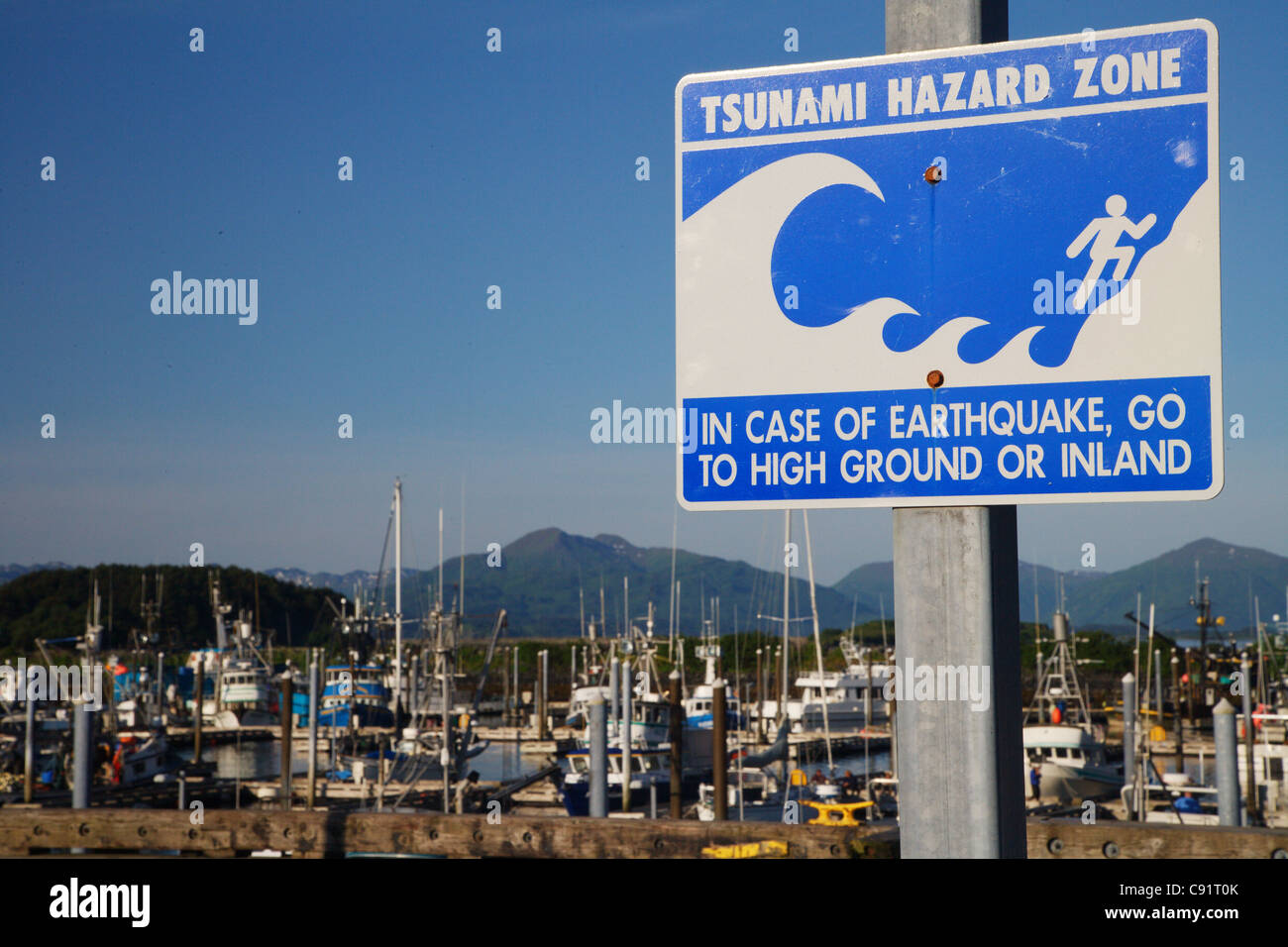 Kodiak Island Alaska kleines Boot Hafen Tsunami Gefahr Warnung Zeichen Erdbeben Sicherheit Naturkatastrophe Stockfoto