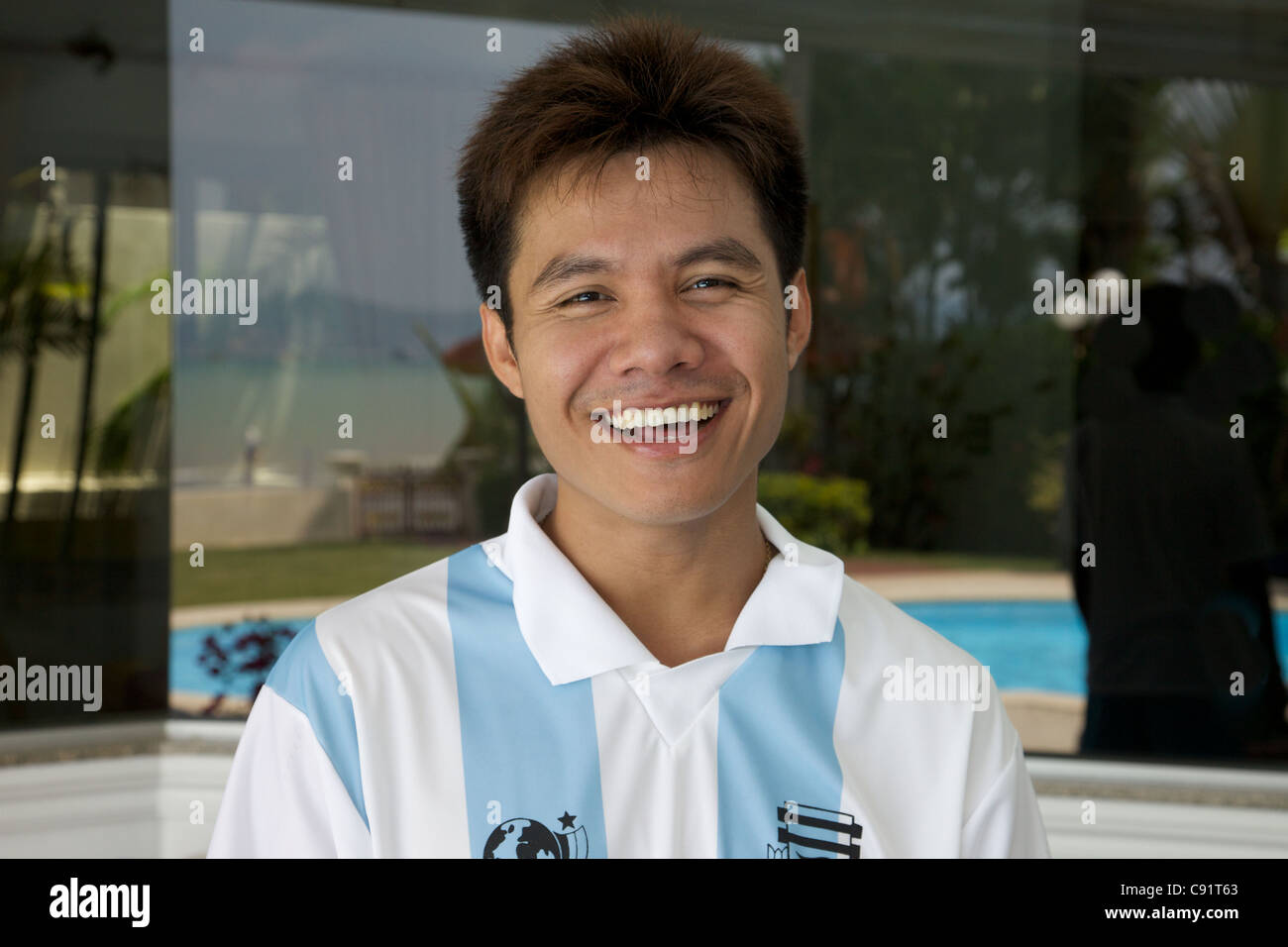 Ein junger Thai Mann lachend in die Kamera Stockfoto